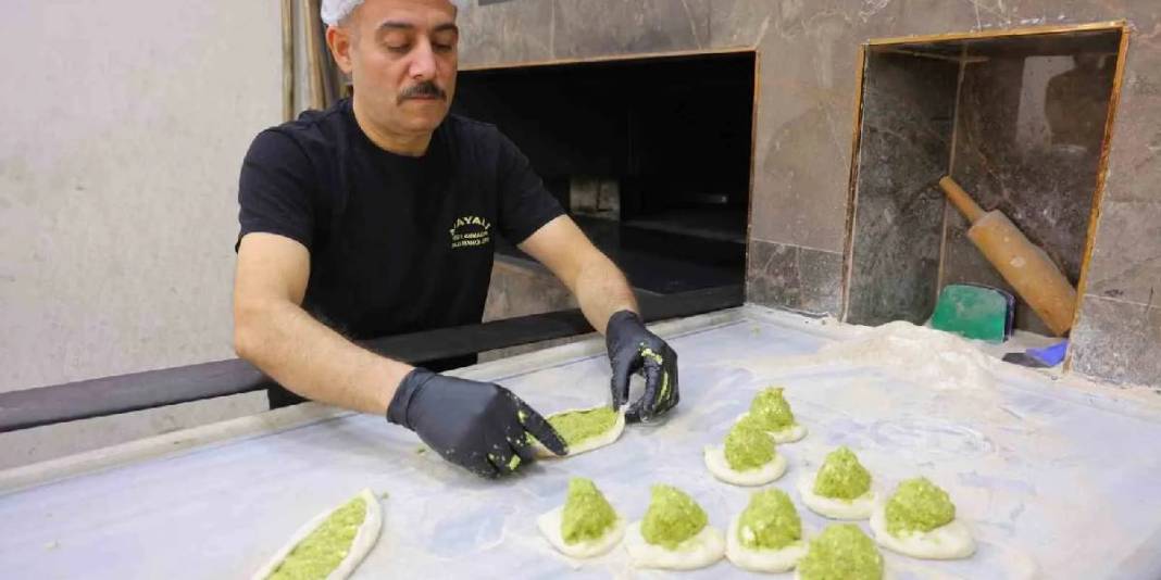 5-6 dakikada pişiyor, almak için sıra oluşuyor: ‘Fıstıklı börek’ yoğun ilgi görüyor 2